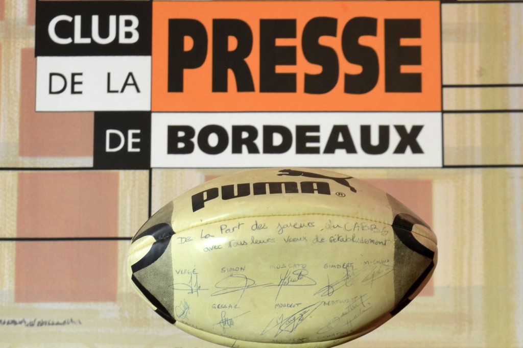 Le ballon du CABBG champion de France  1991, signé par tous les joueurs et offert à Jean-François Lemoîne par André Moga. Ce ballon a été donné au Club de la Presse pour ses 35 ans par Madame Hélène Lemoîne.  Photo Pierre Sauvey