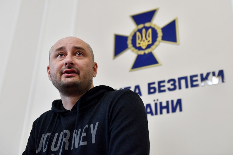 Anti-Kremlin Russian journalist Arkady Babchenko speaks during a press conference at Ukrainian Security Service in Kiev on May 30, 2018. Ukraine admitted it had staged the murder of anti-Kremlin journalist Arkady Babchenko in order to foil an attempt on his life by Russia, a stunning development in a case that had attracted global headlines.  / AFP PHOTO / Sergei SUPINSKY
